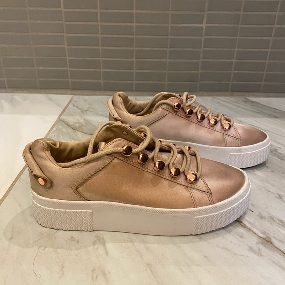 Kendall & Kylie Rose Gold Platform Sneakers. Size 5 - Picture 3 of 6